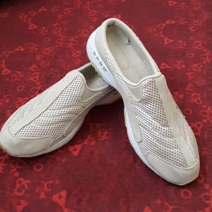 Easy Spirit Traveltime slipons